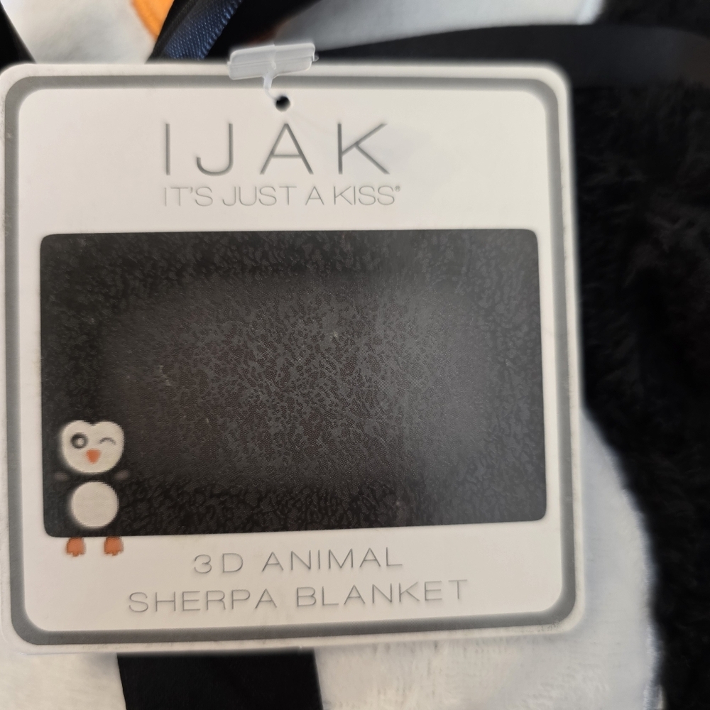 IJAK “It’s Just A Kiss” Penguin 3D Animal Sherpa Blanket NWT Plush Throw Medium - Picture 5 of 10